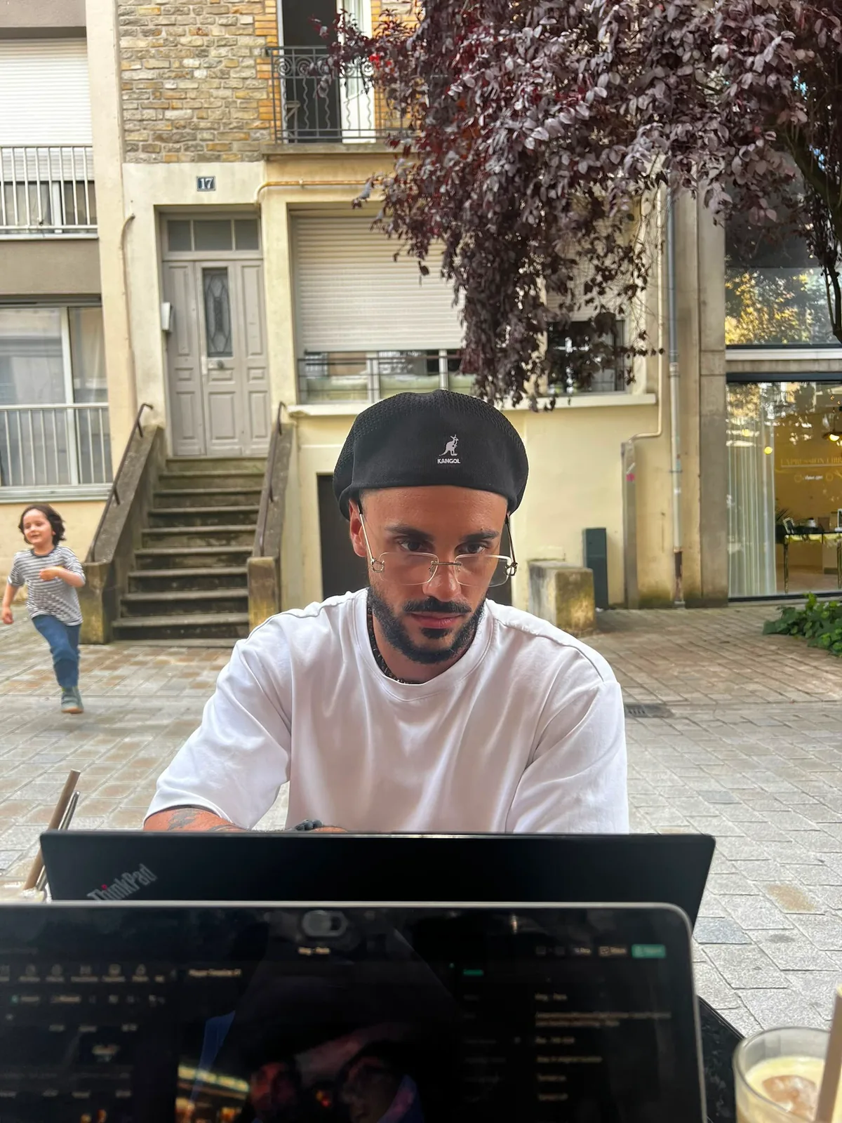 Maël Guelou, consultant SEO en Bretagne, travaillant en extérieur