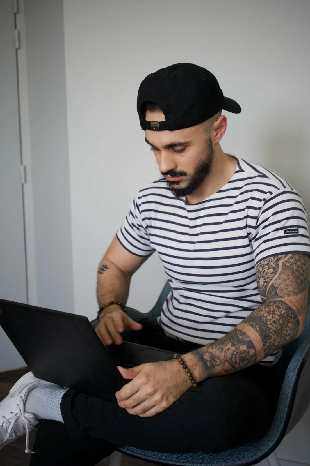 Maël Guelou, consultant SEO à Rennes, au travail sur un site client