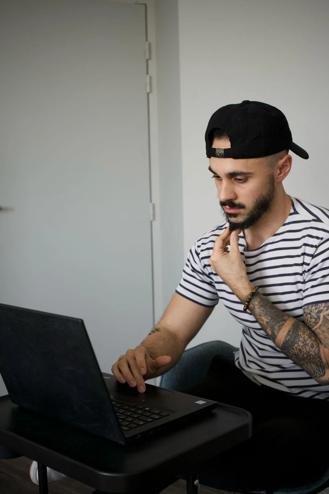 Maël Guelou, consultant SEO à Rennes, en pleine analyse d'un site