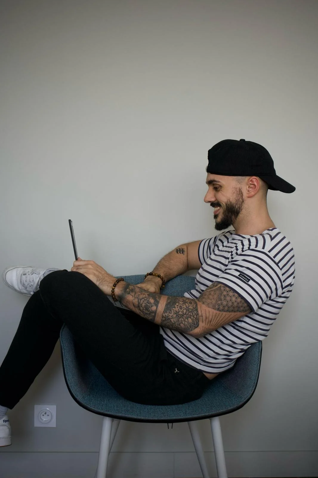 Maël Guelou, consultant SEO à Rennes, souriant au travail