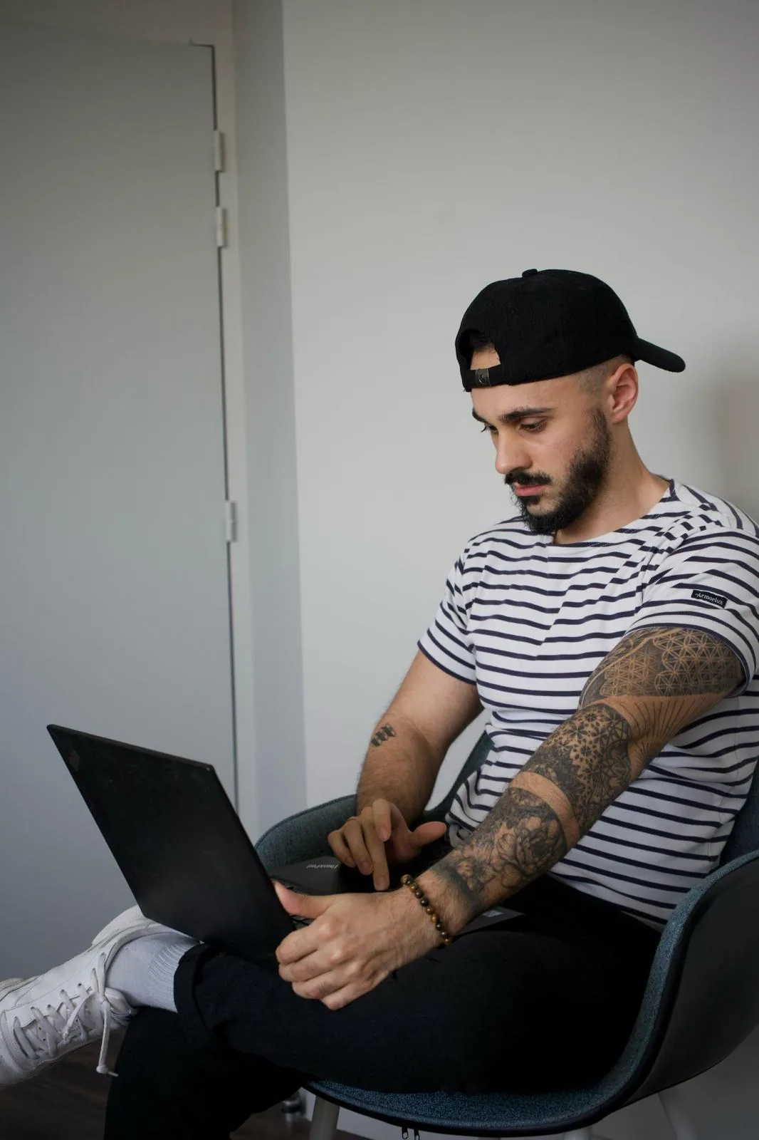 Maël Guelou au travail sur une stratégie de référencement